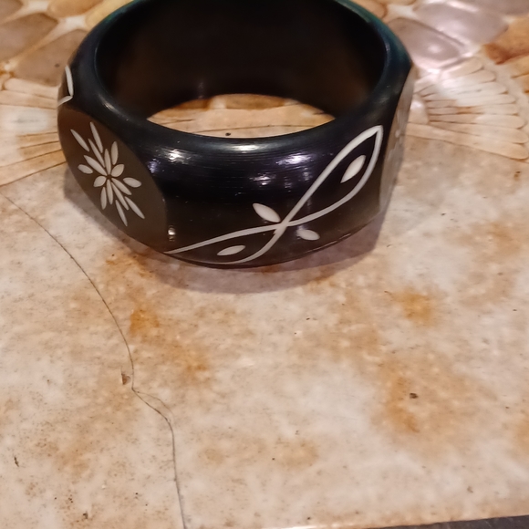 Bracelet solid feels like a composite resin - Picture 4 of 5